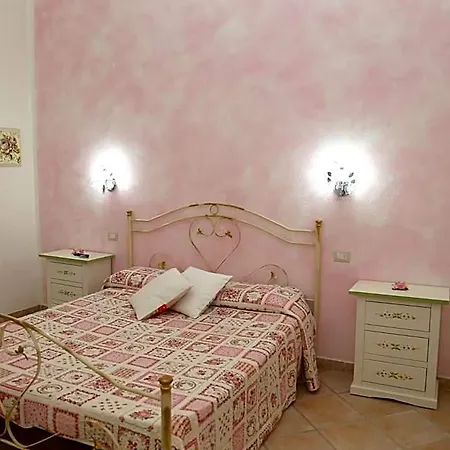 Le Rose לינה וארוחת בוקר 3*